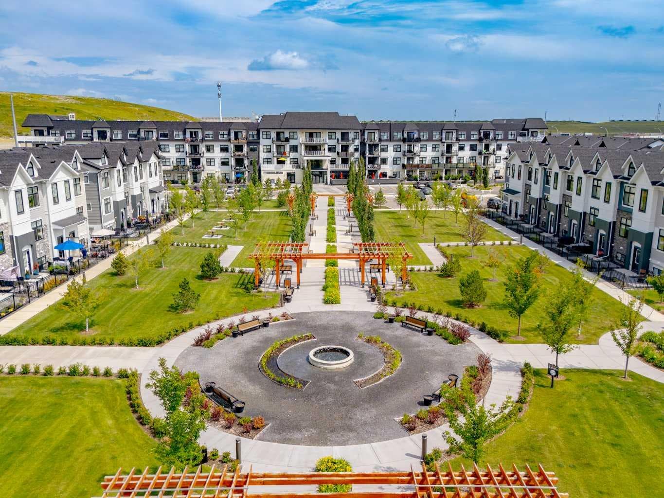 218 Les Jardins Park SE