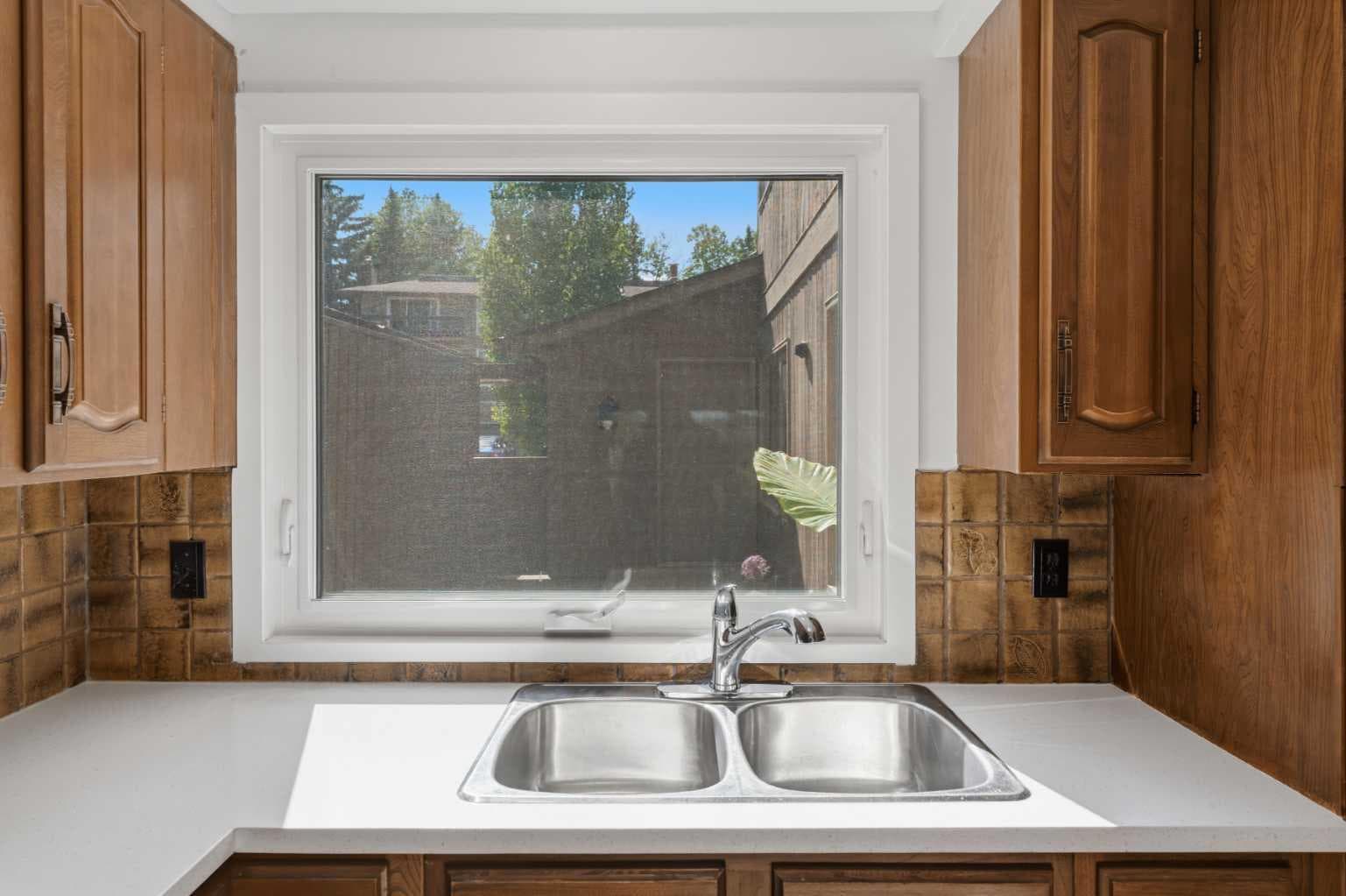 821, 860 Midridge Drive SE