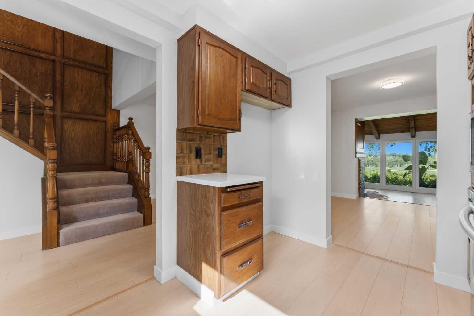 821, 860 Midridge Drive SE