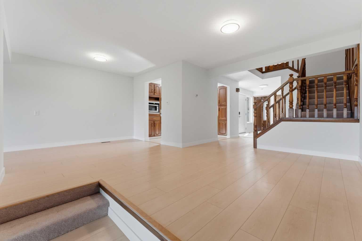 821, 860 Midridge Drive SE
