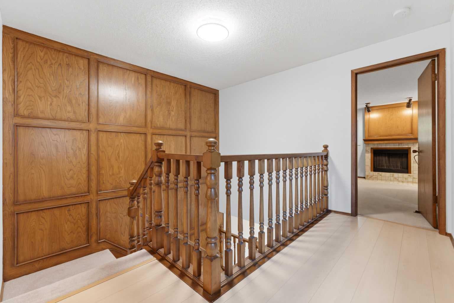 821, 860 Midridge Drive SE