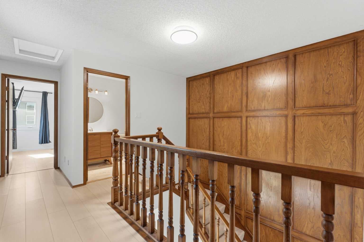821, 860 Midridge Drive SE