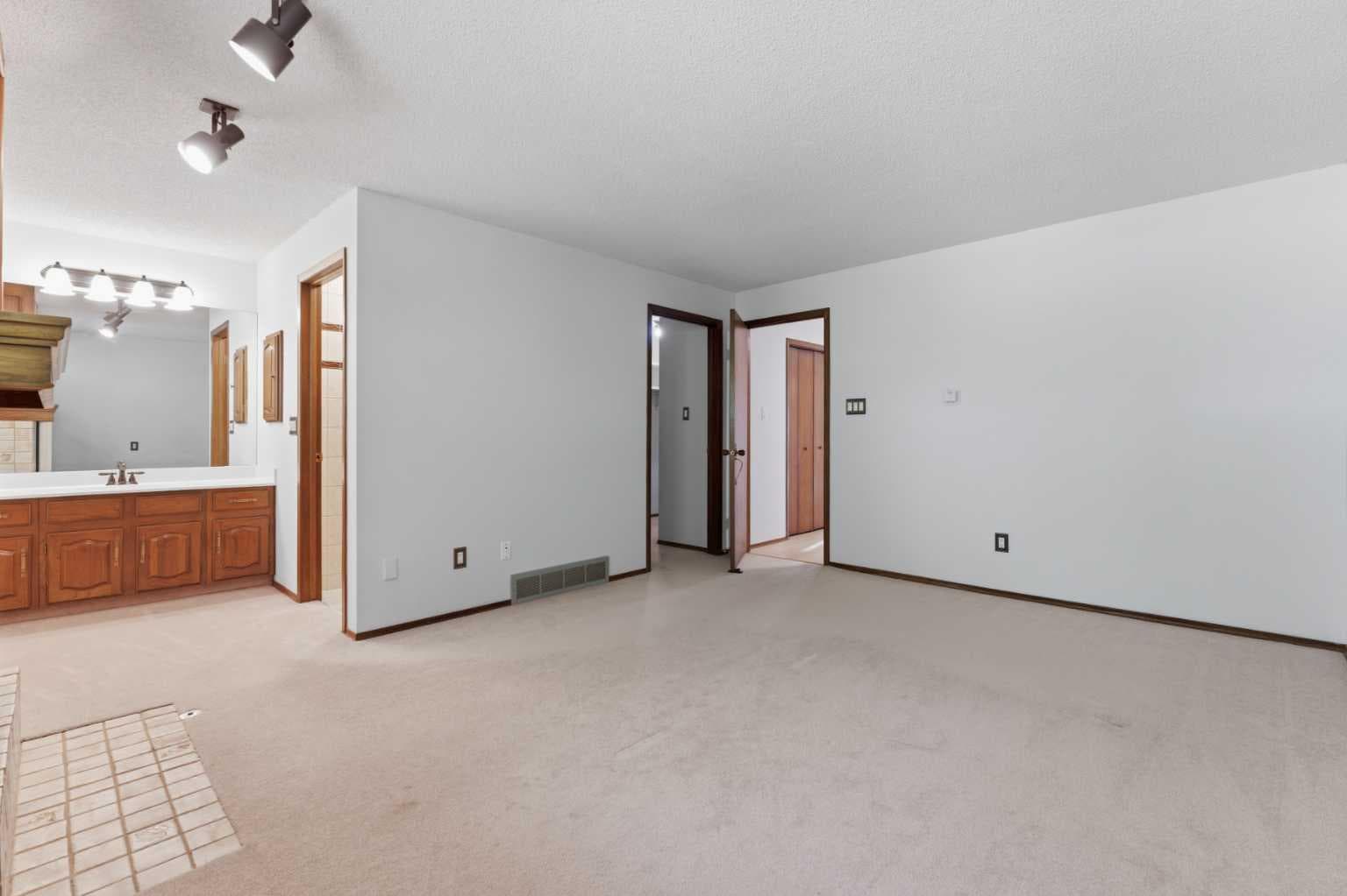 821, 860 Midridge Drive SE