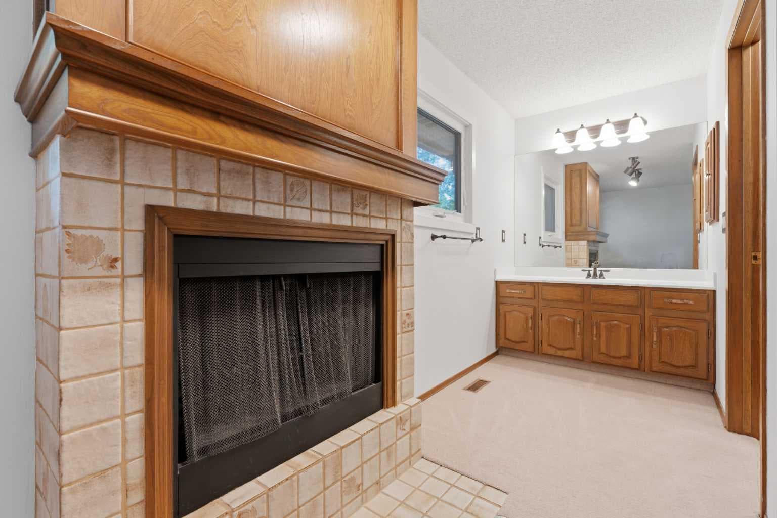 821, 860 Midridge Drive SE
