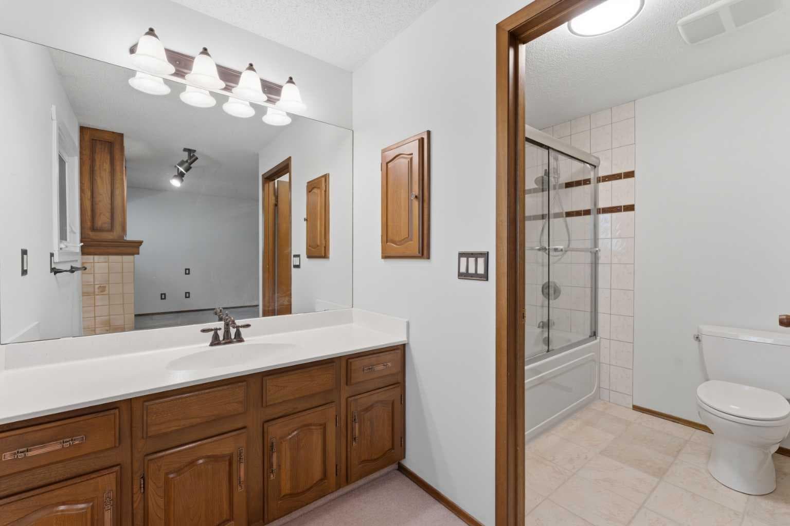 821, 860 Midridge Drive SE