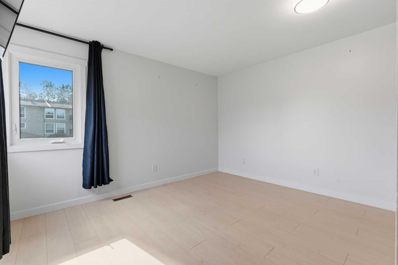 821, 860 Midridge Drive SE