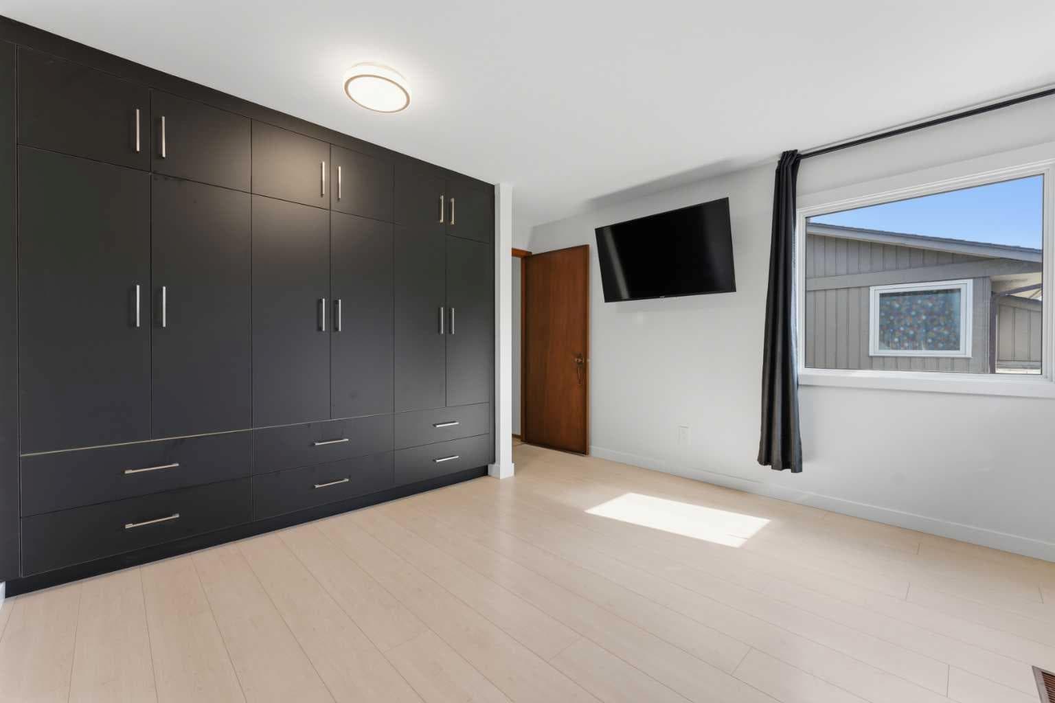 821, 860 Midridge Drive SE