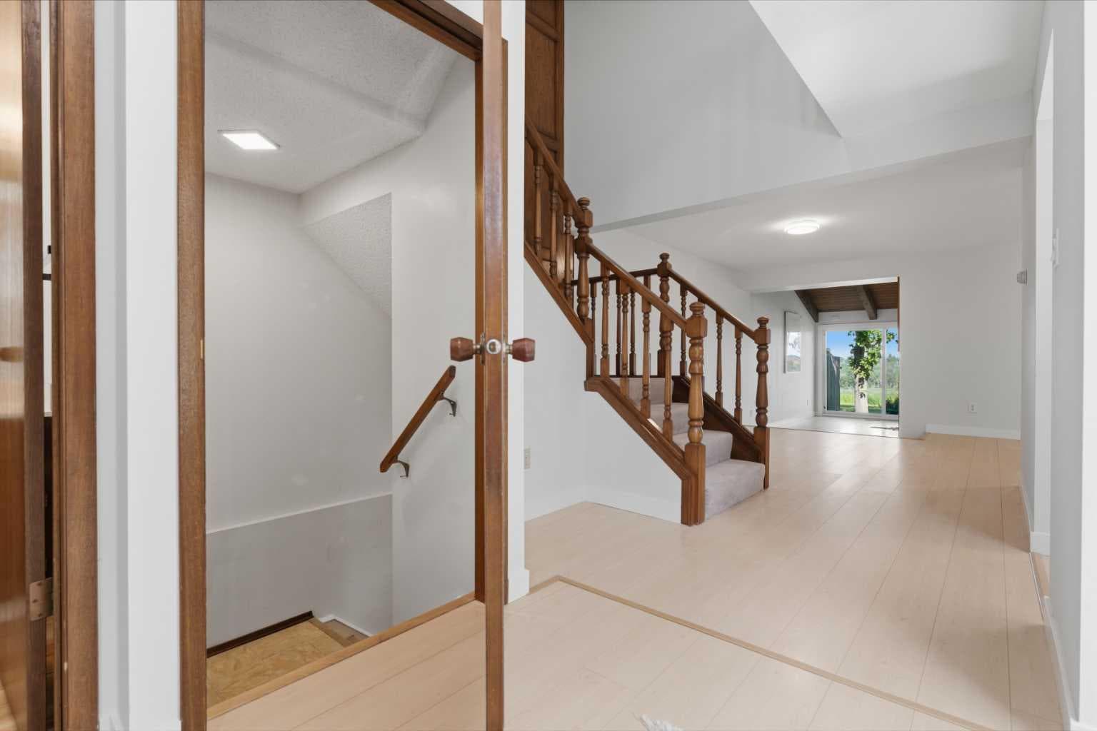 821, 860 Midridge Drive SE