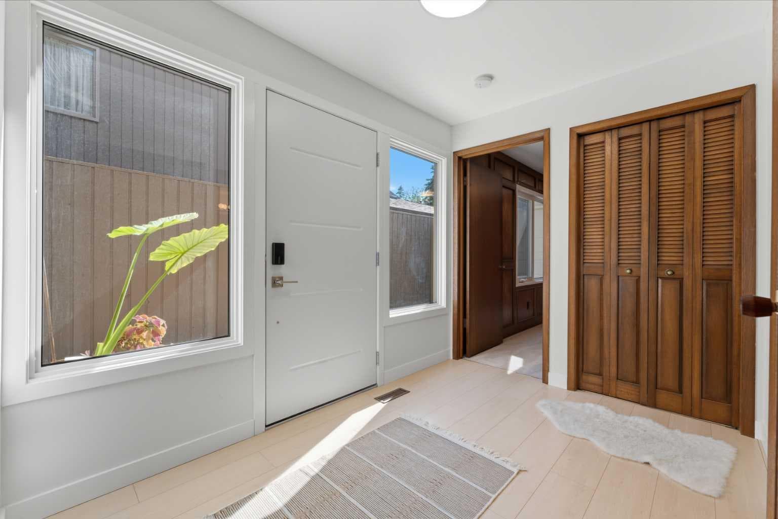 821, 860 Midridge Drive SE