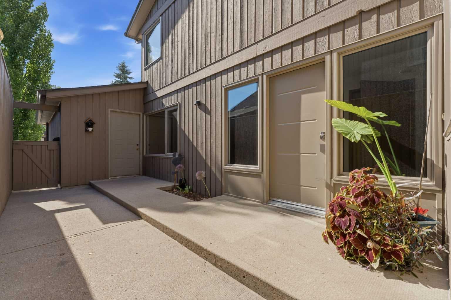 821, 860 Midridge Drive SE