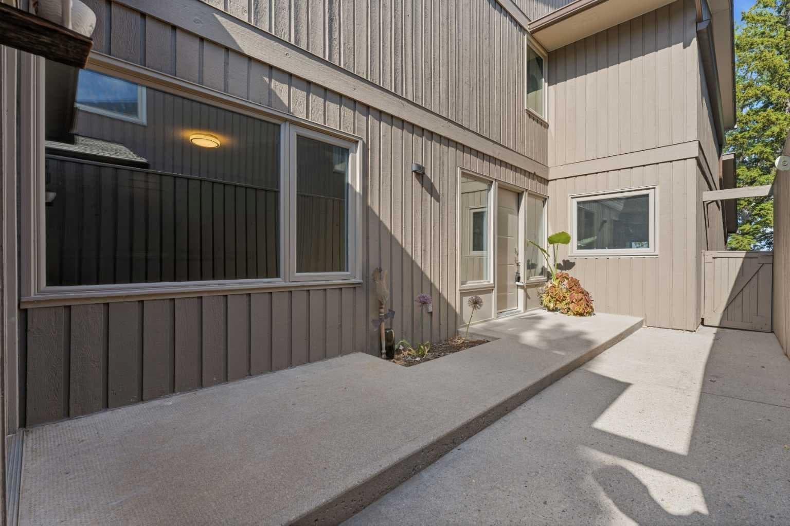 821, 860 Midridge Drive SE