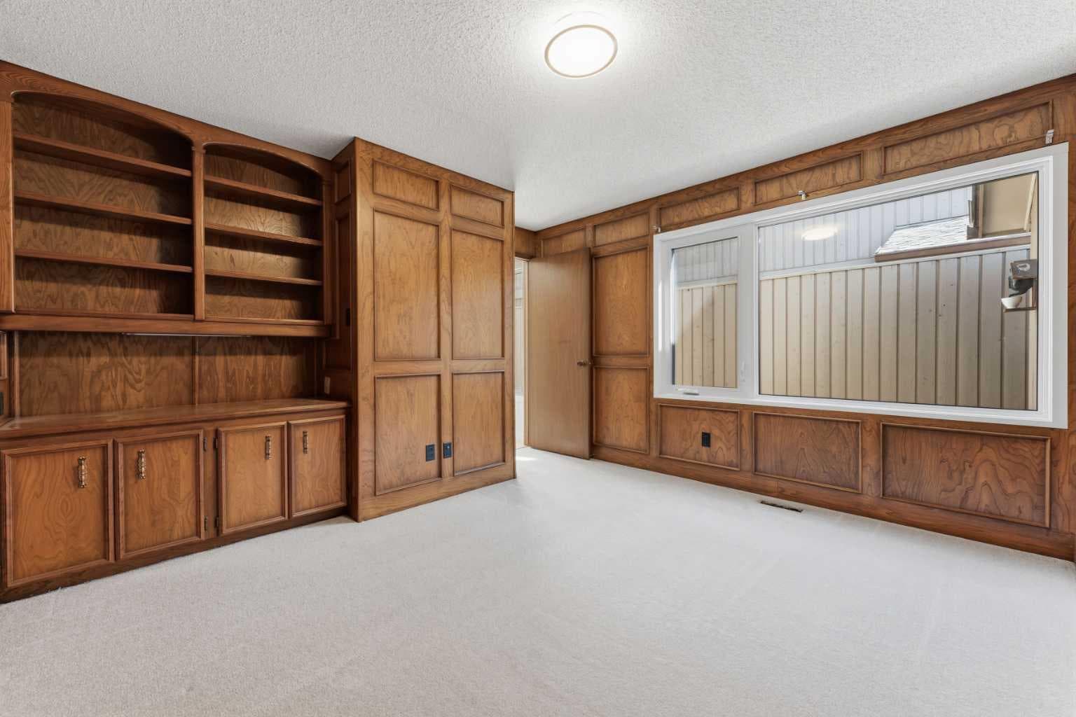 821, 860 Midridge Drive SE