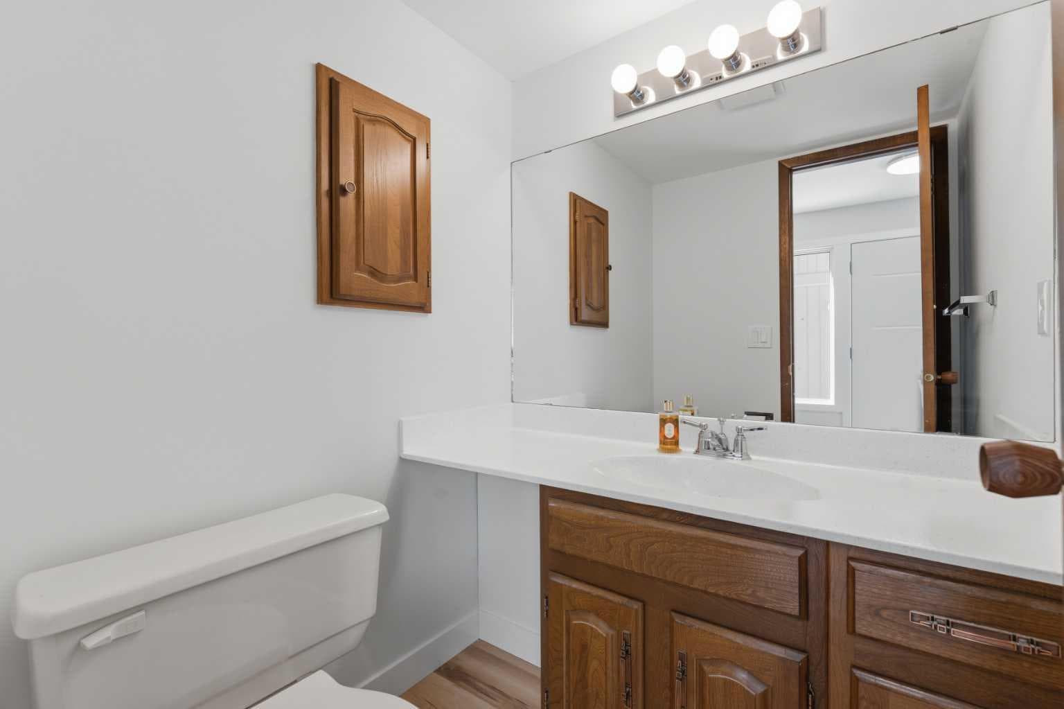 821, 860 Midridge Drive SE