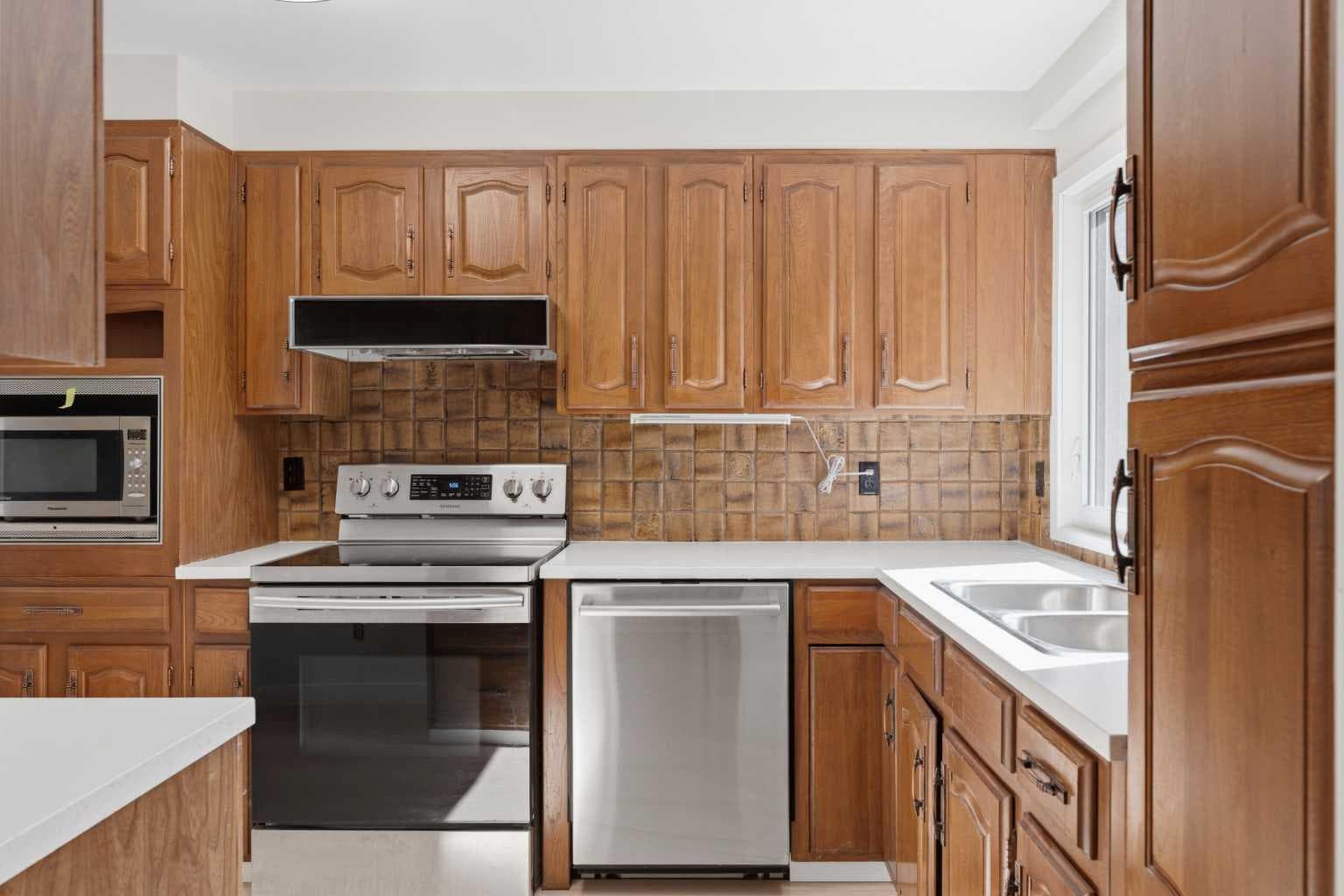 821, 860 Midridge Drive SE