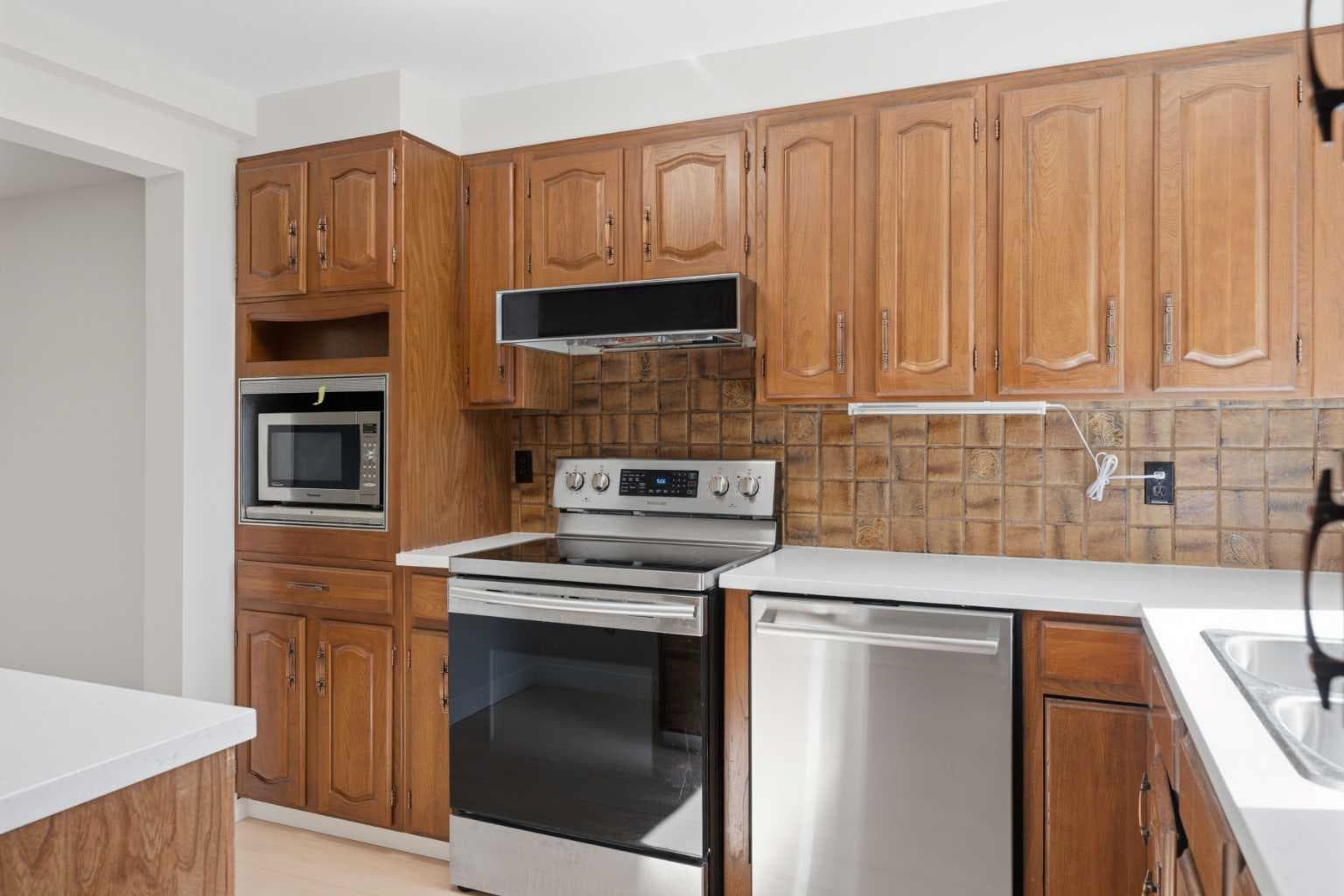 821, 860 Midridge Drive SE