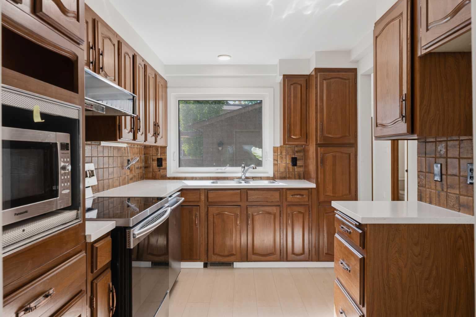 821, 860 Midridge Drive SE