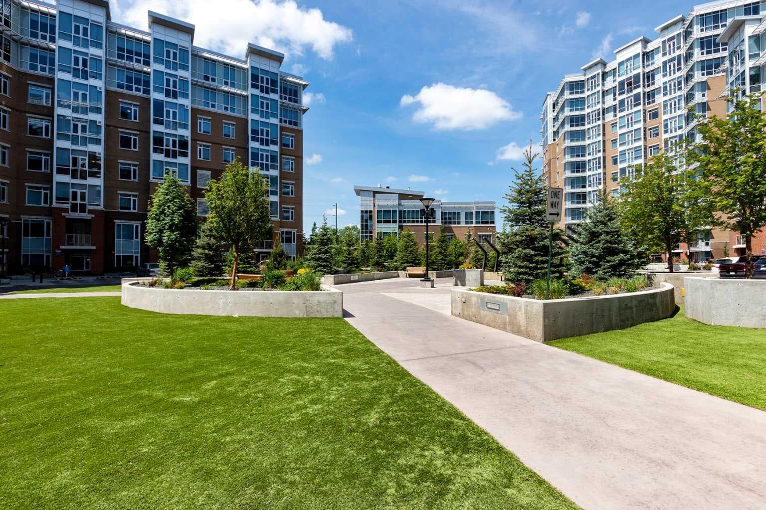 810, 16 Varsity Estates Circle NW