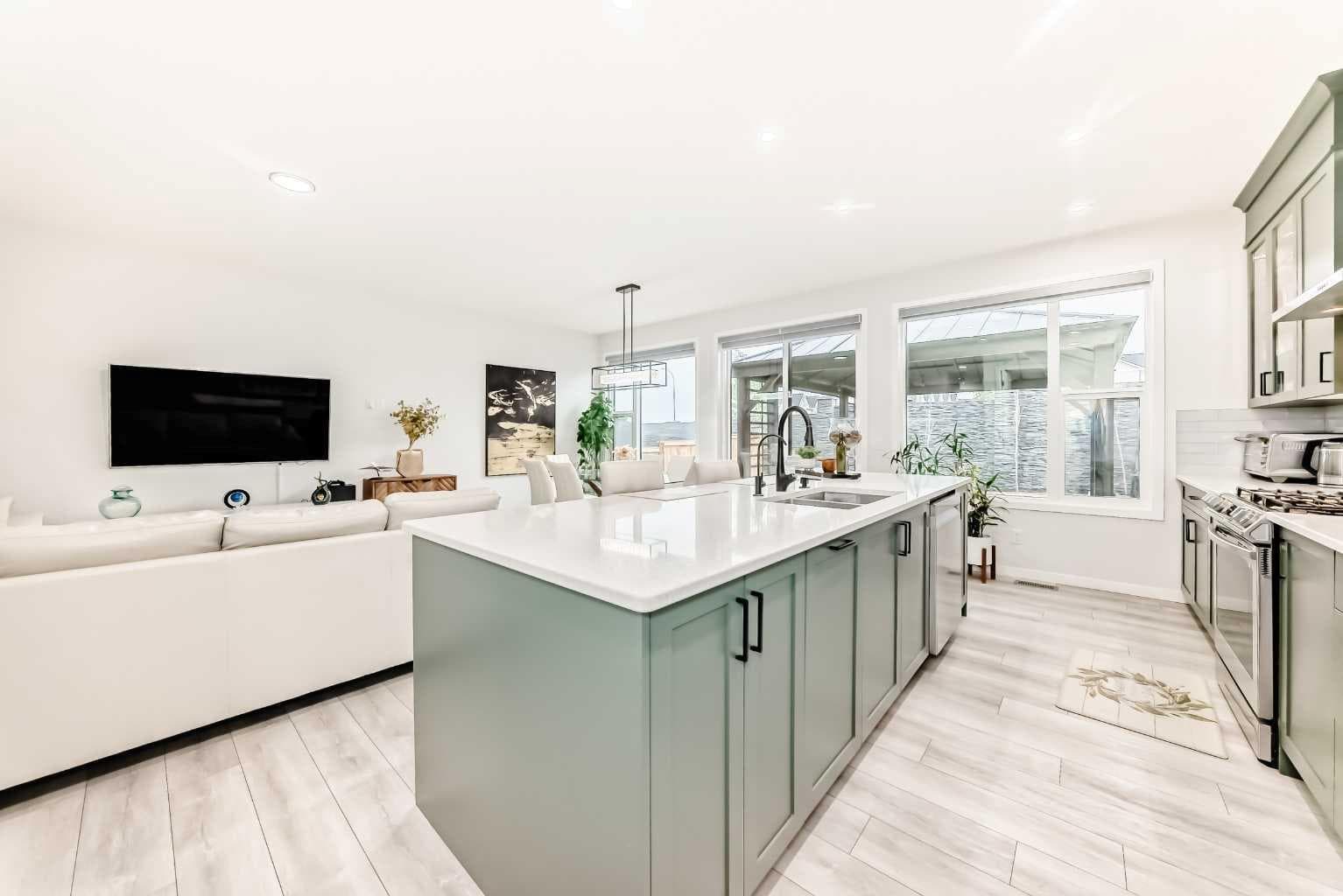305 Edith Road NW
