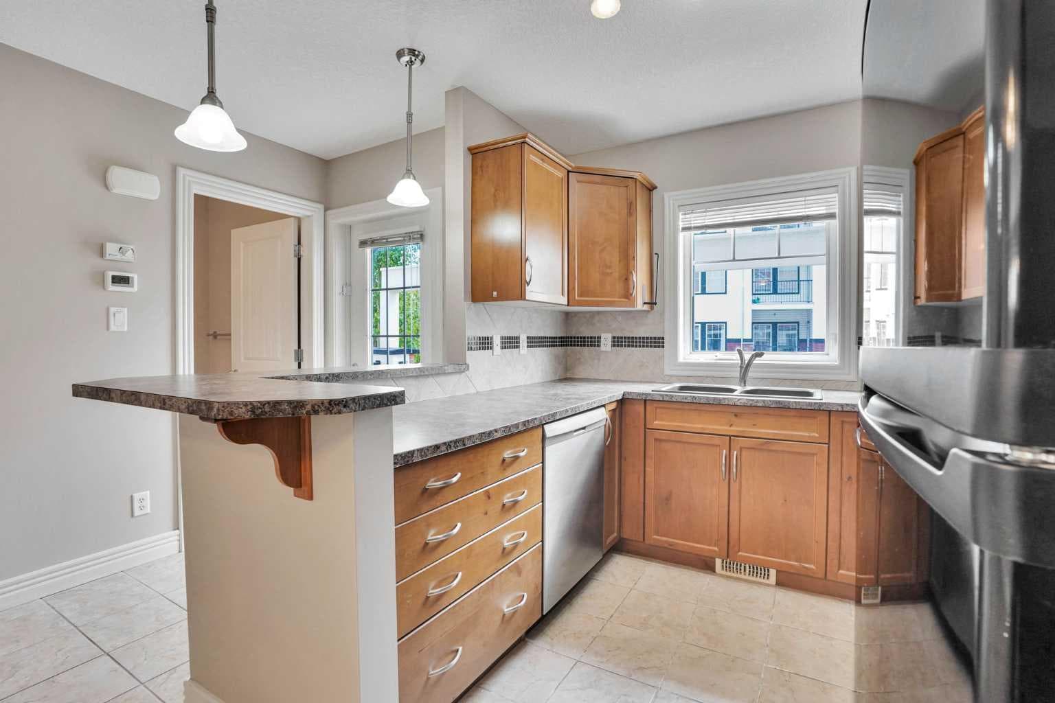 19 Royal Oak Plaza NW