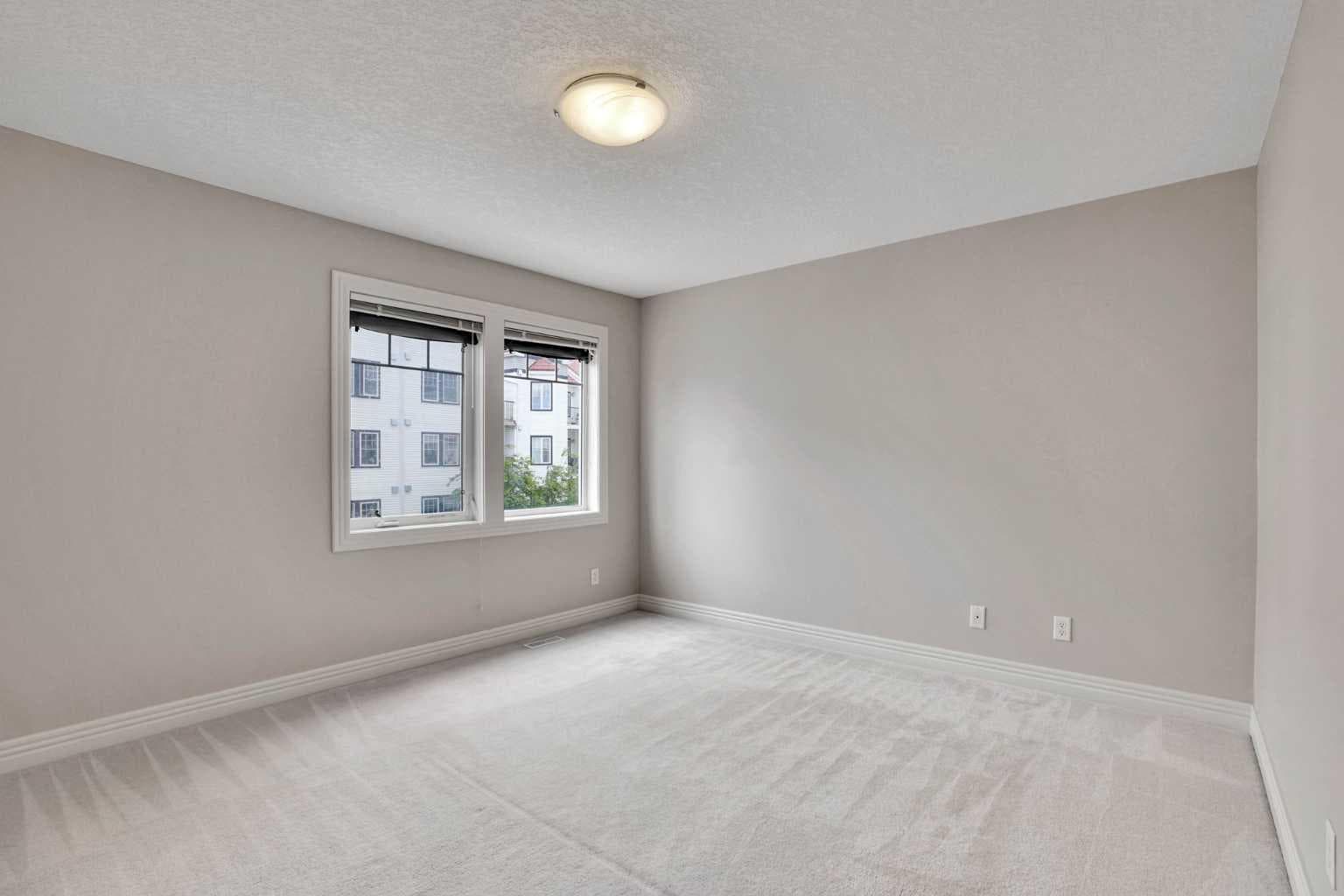 19 Royal Oak Plaza NW