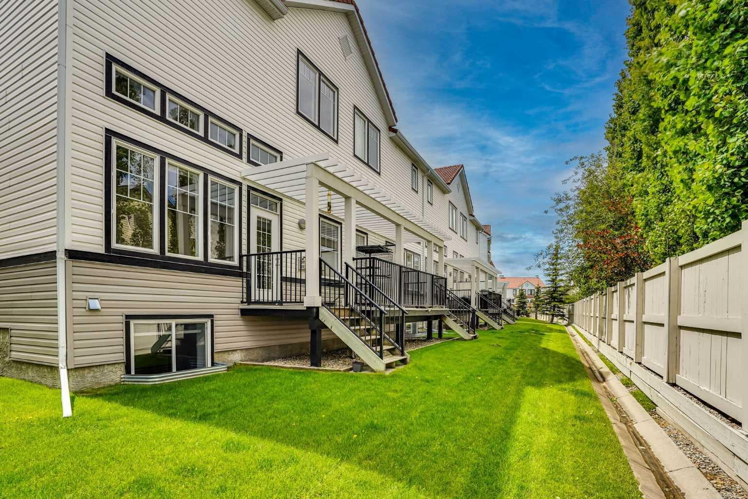 19 Royal Oak Plaza NW