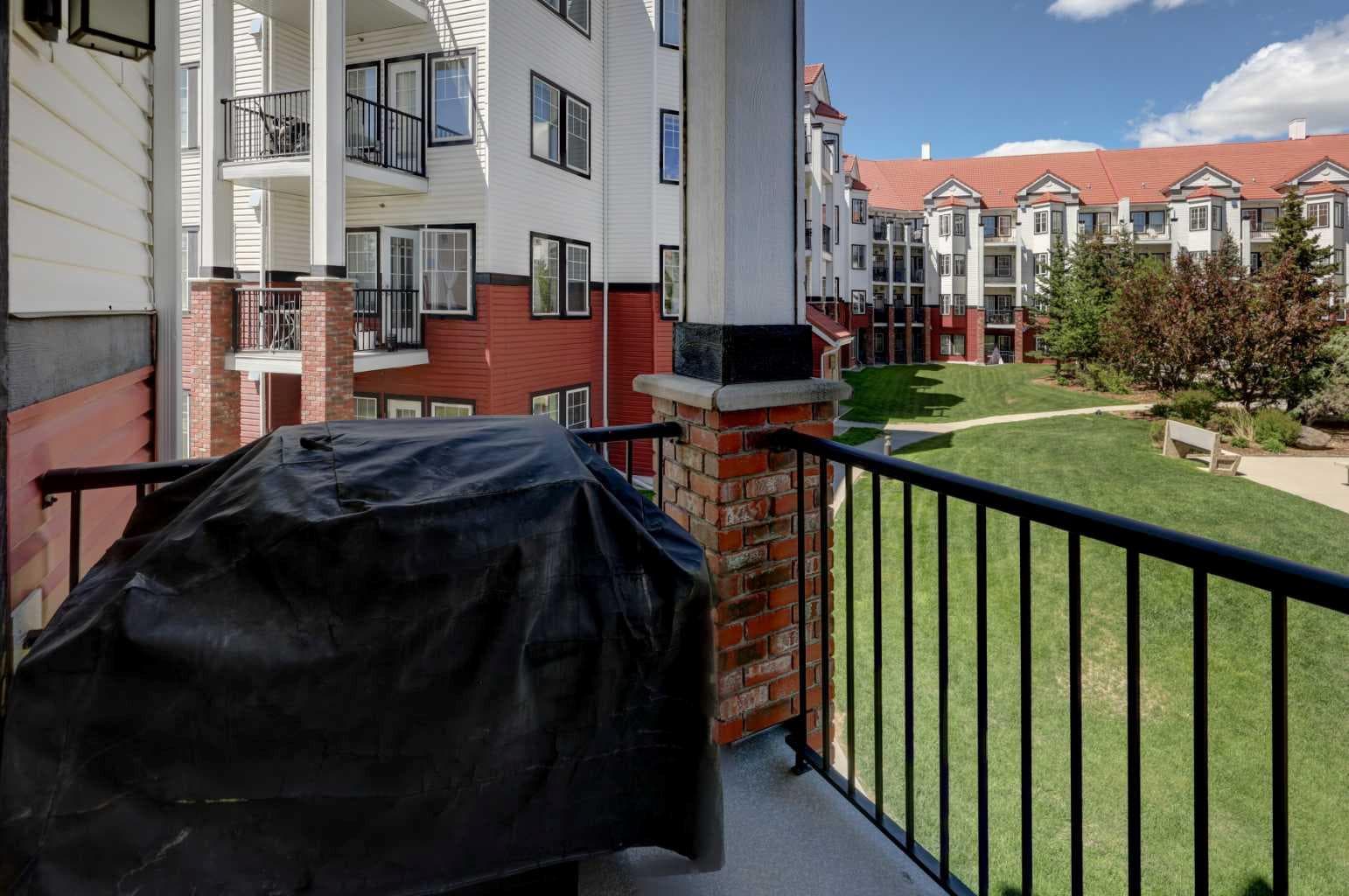 220, 70 Royal Oak Plaza NW
