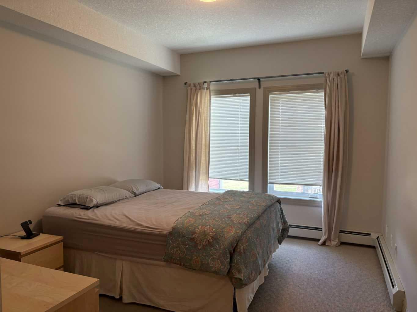 220, 70 Royal Oak Plaza NW