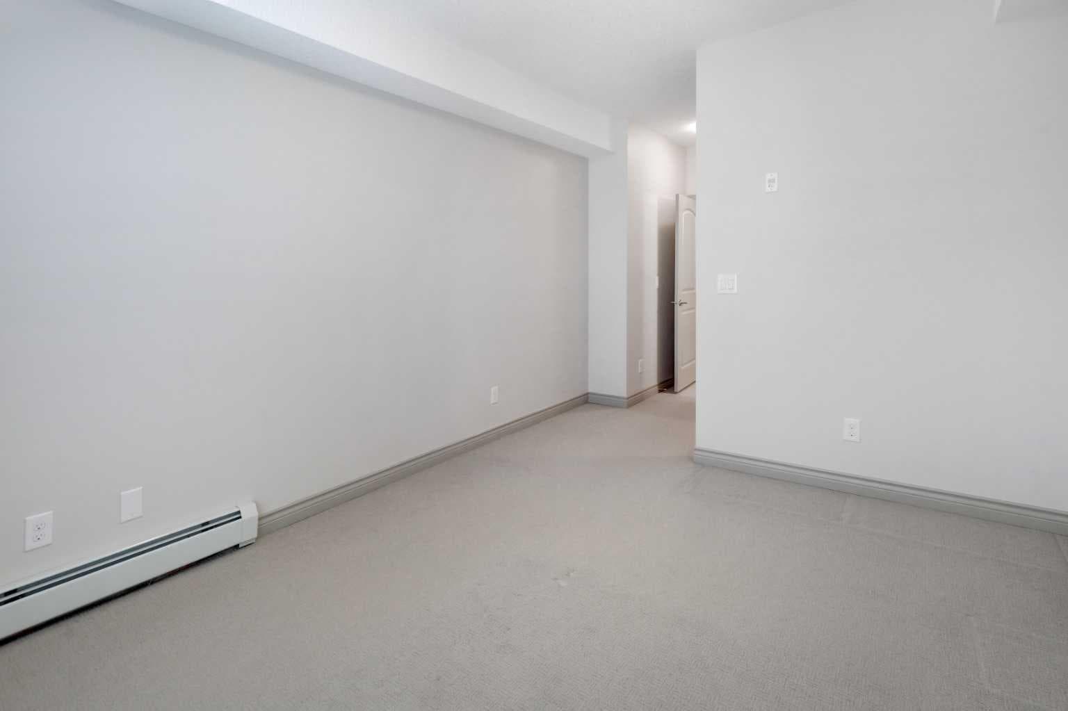 220, 70 Royal Oak Plaza NW