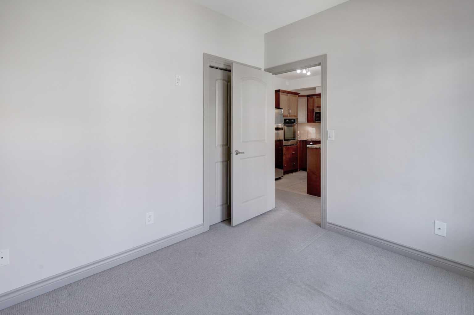 220, 70 Royal Oak Plaza NW