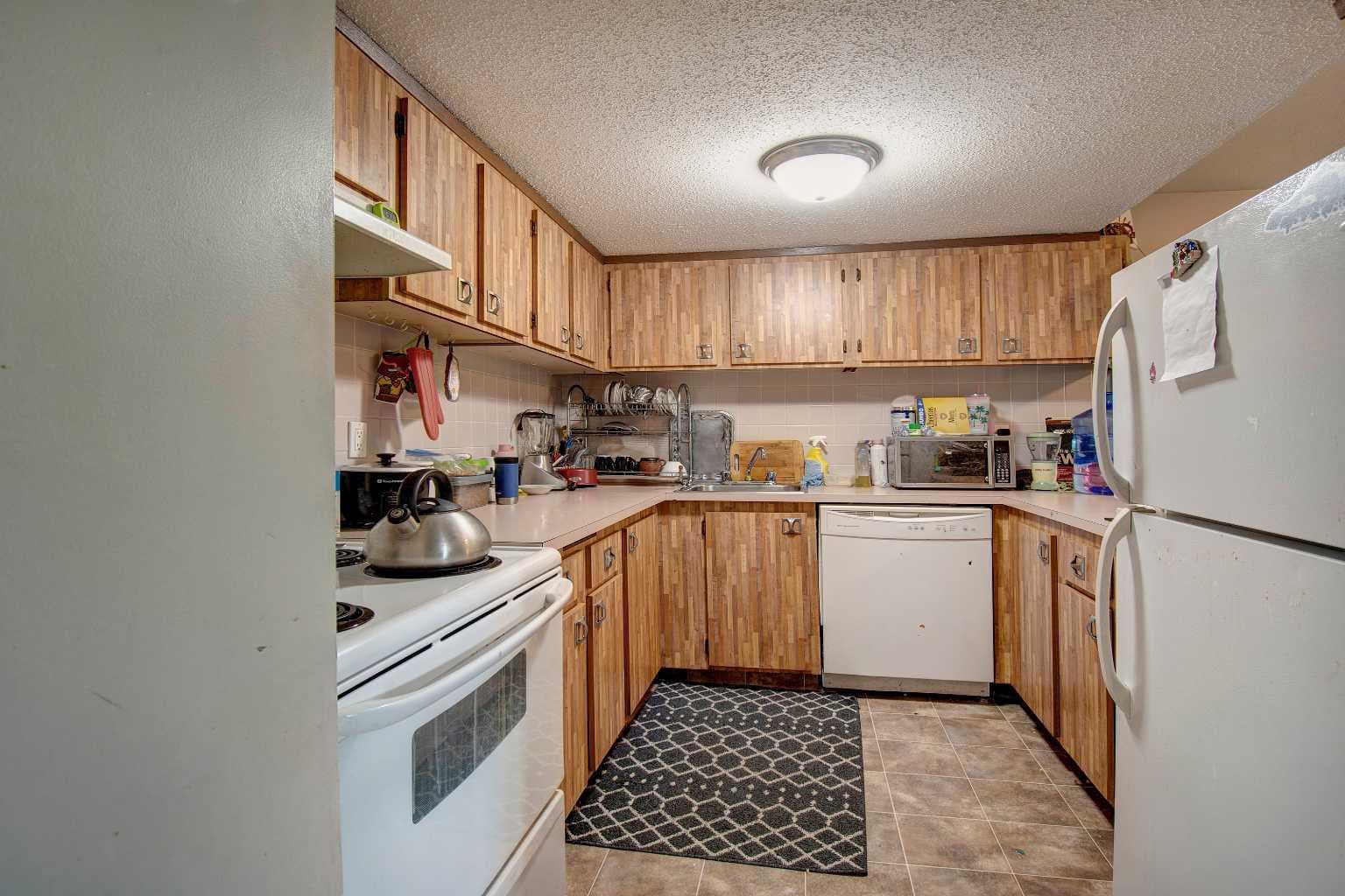 106, 2200 Woodview Drive SW