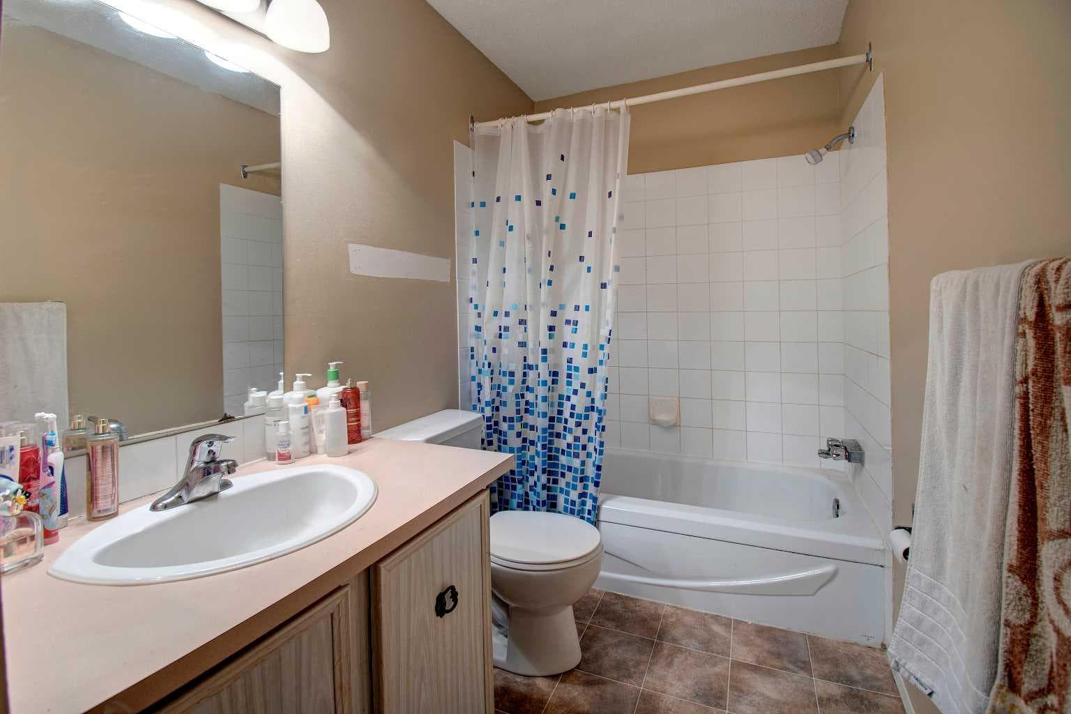 106, 2200 Woodview Drive SW