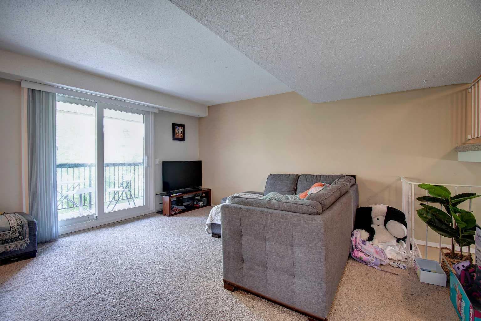 106, 2200 Woodview Drive SW
