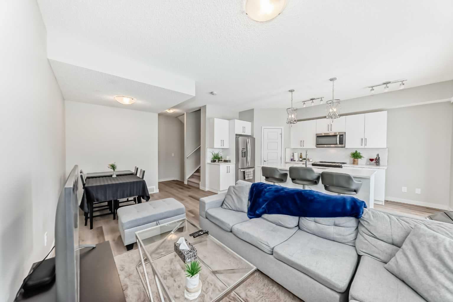 806, 32 Red Embers Parade NE