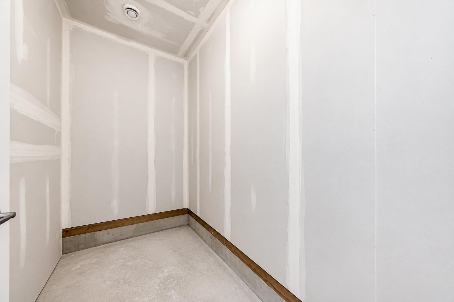 806, 32 Red Embers Parade NE