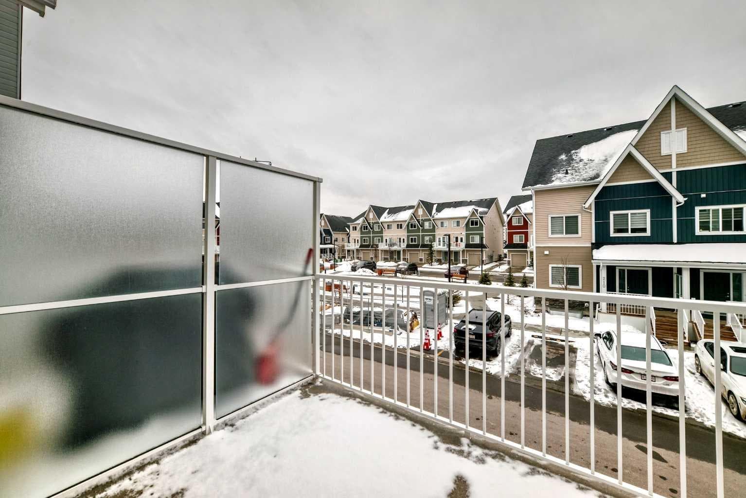 806, 32 Red Embers Parade NE