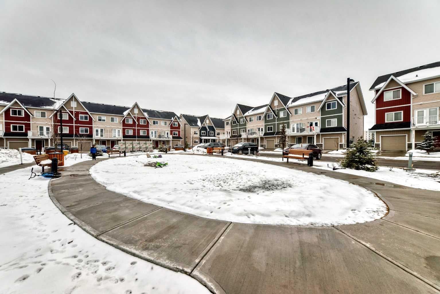 806, 32 Red Embers Parade NE