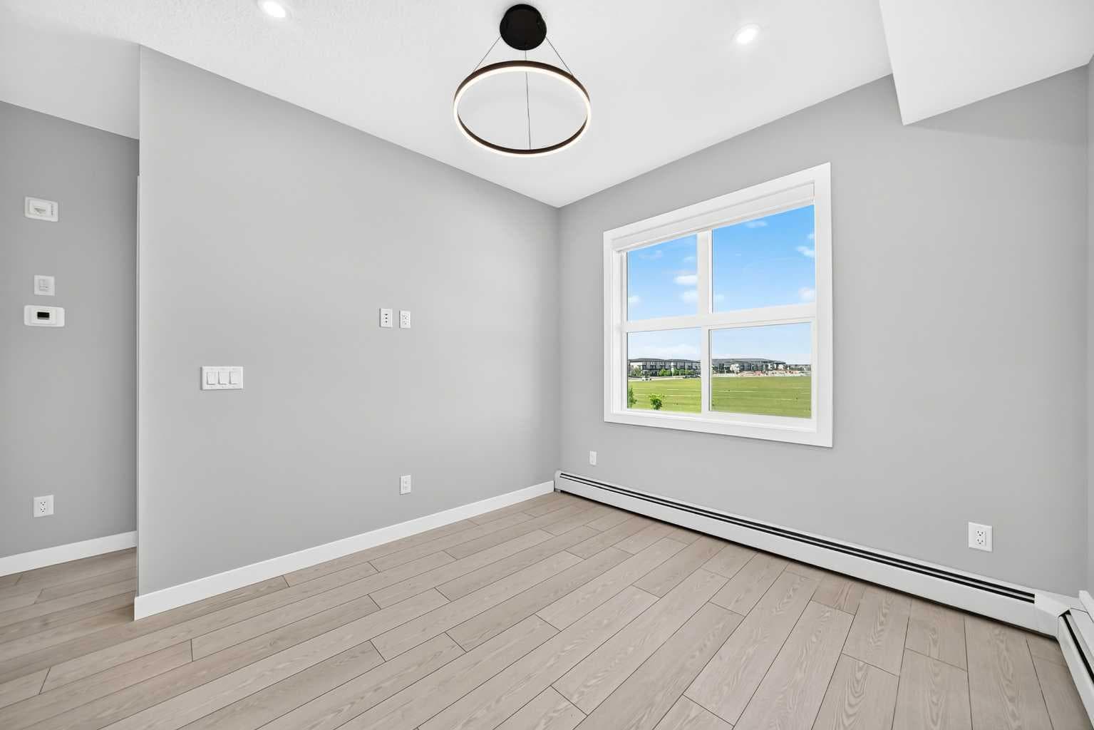 1217, 63 Corner Glen Crescent NE