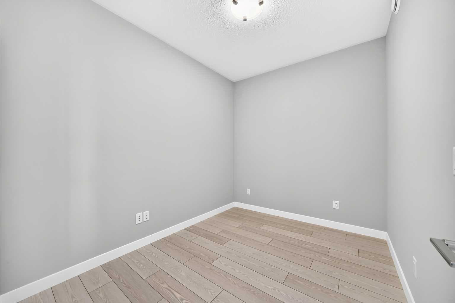 1217, 63 Corner Glen Crescent NE