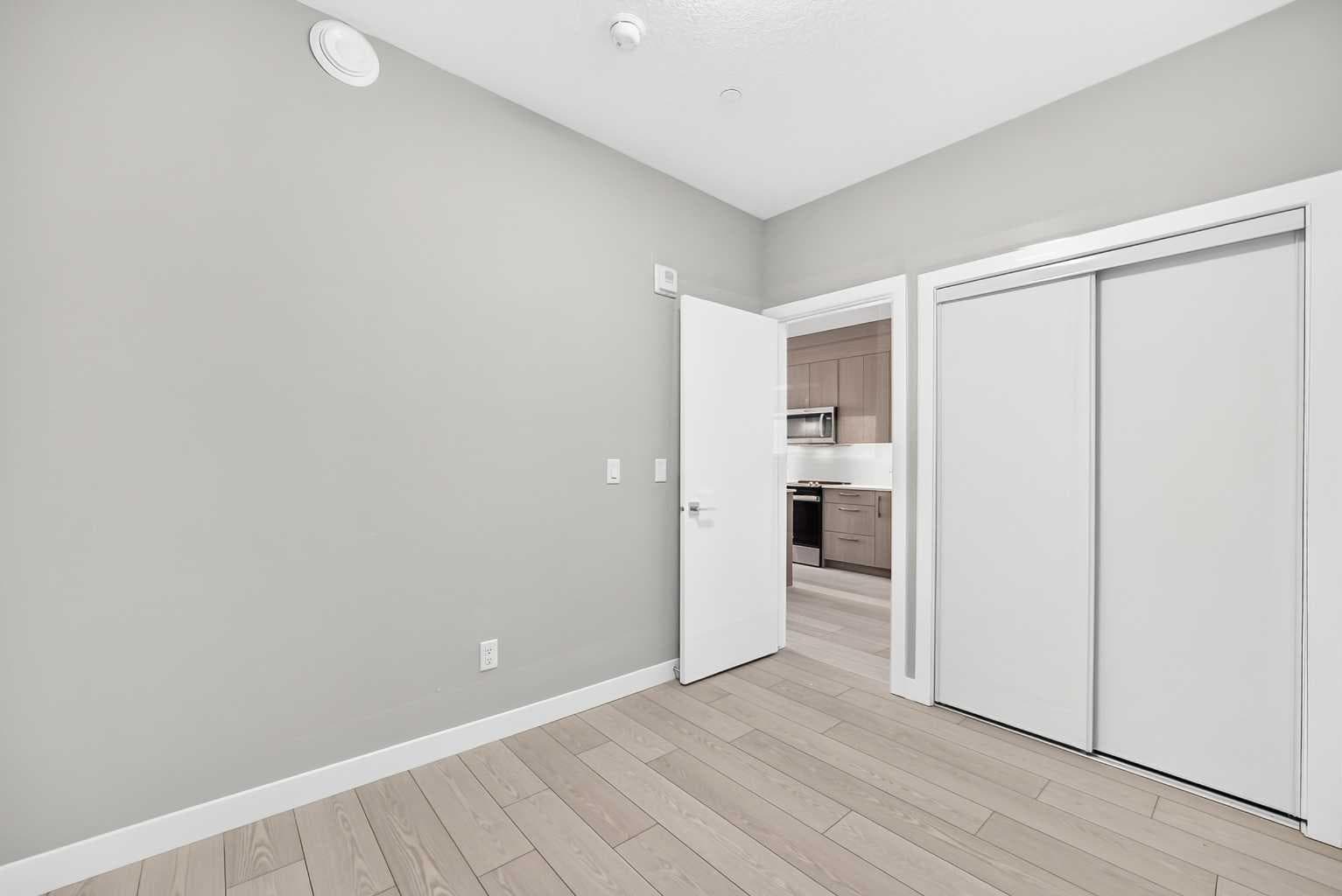 1217, 63 Corner Glen Crescent NE
