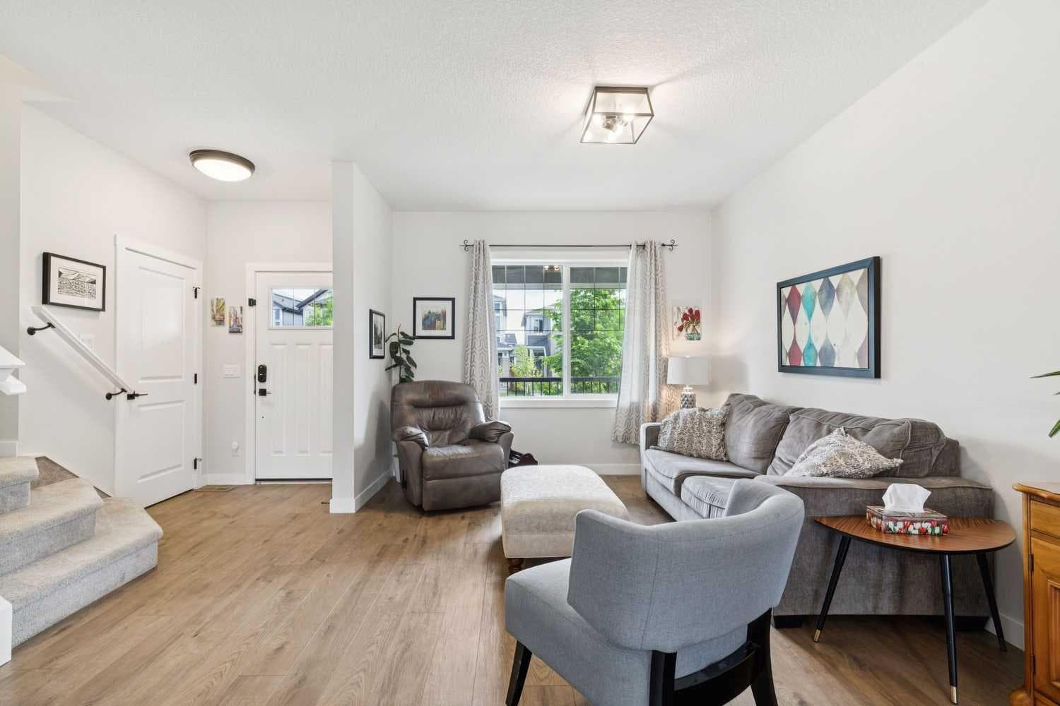 198 Legacy Reach Crescent SE