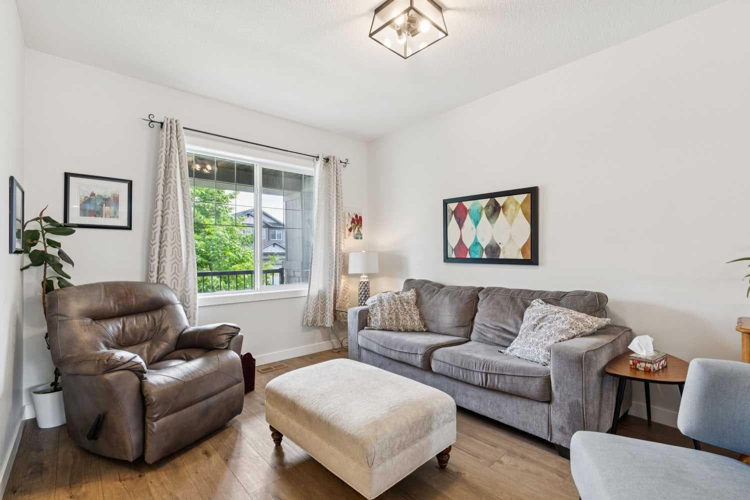 198 Legacy Reach Crescent SE