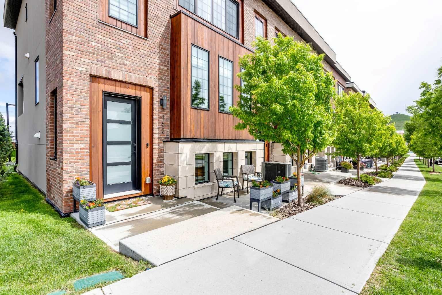 162 Greenbriar Way NW