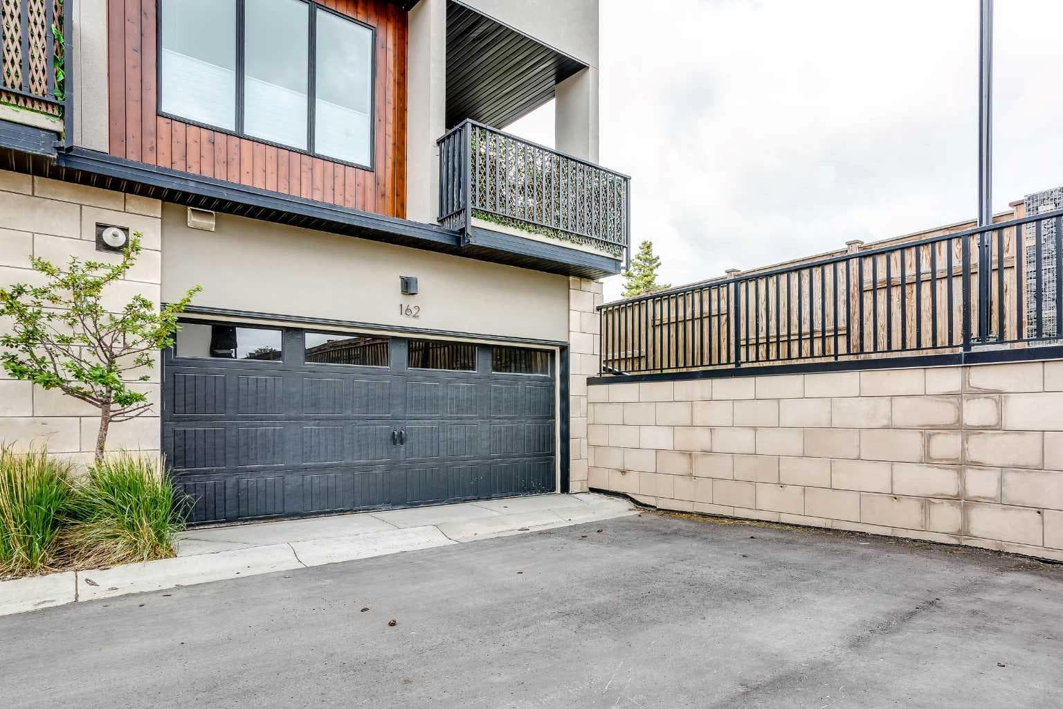 162 Greenbriar Way NW