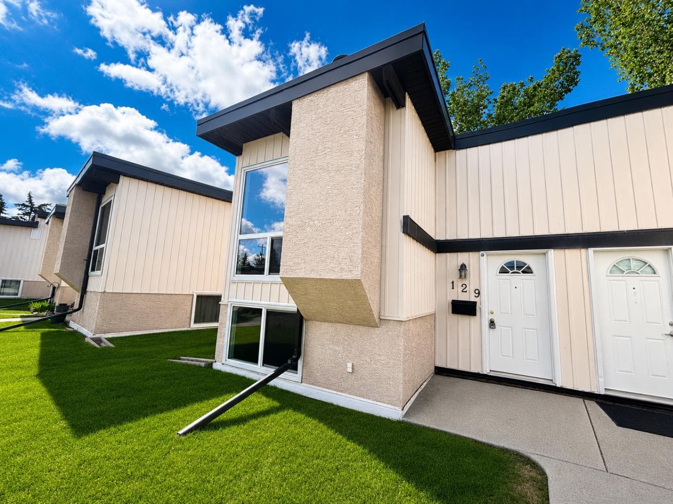 129 Oaktree Lane SW