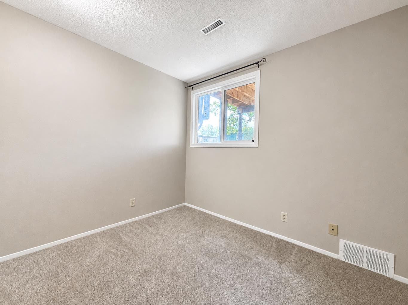 129 Oaktree Lane SW