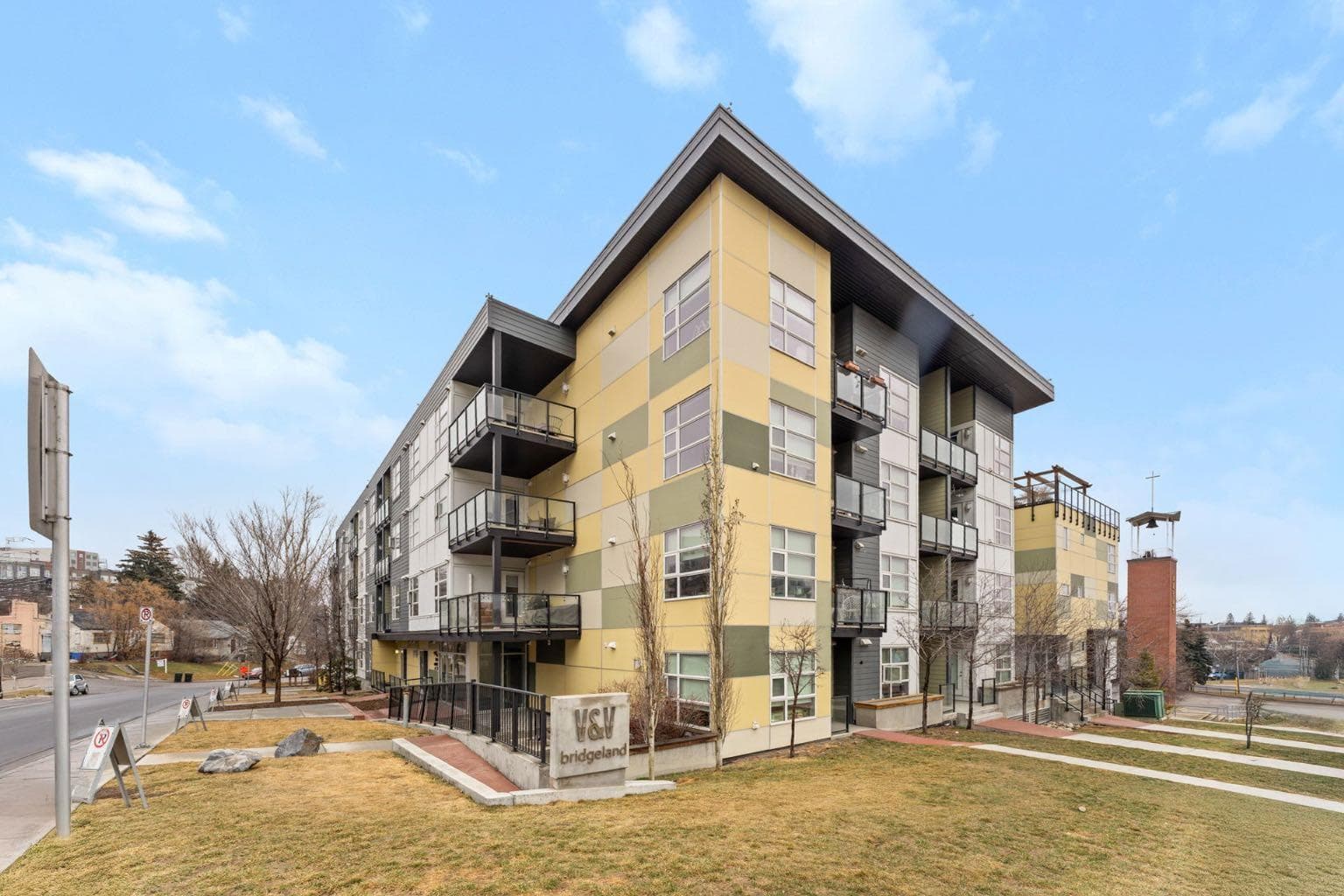 302, 515 4 Avenue NE