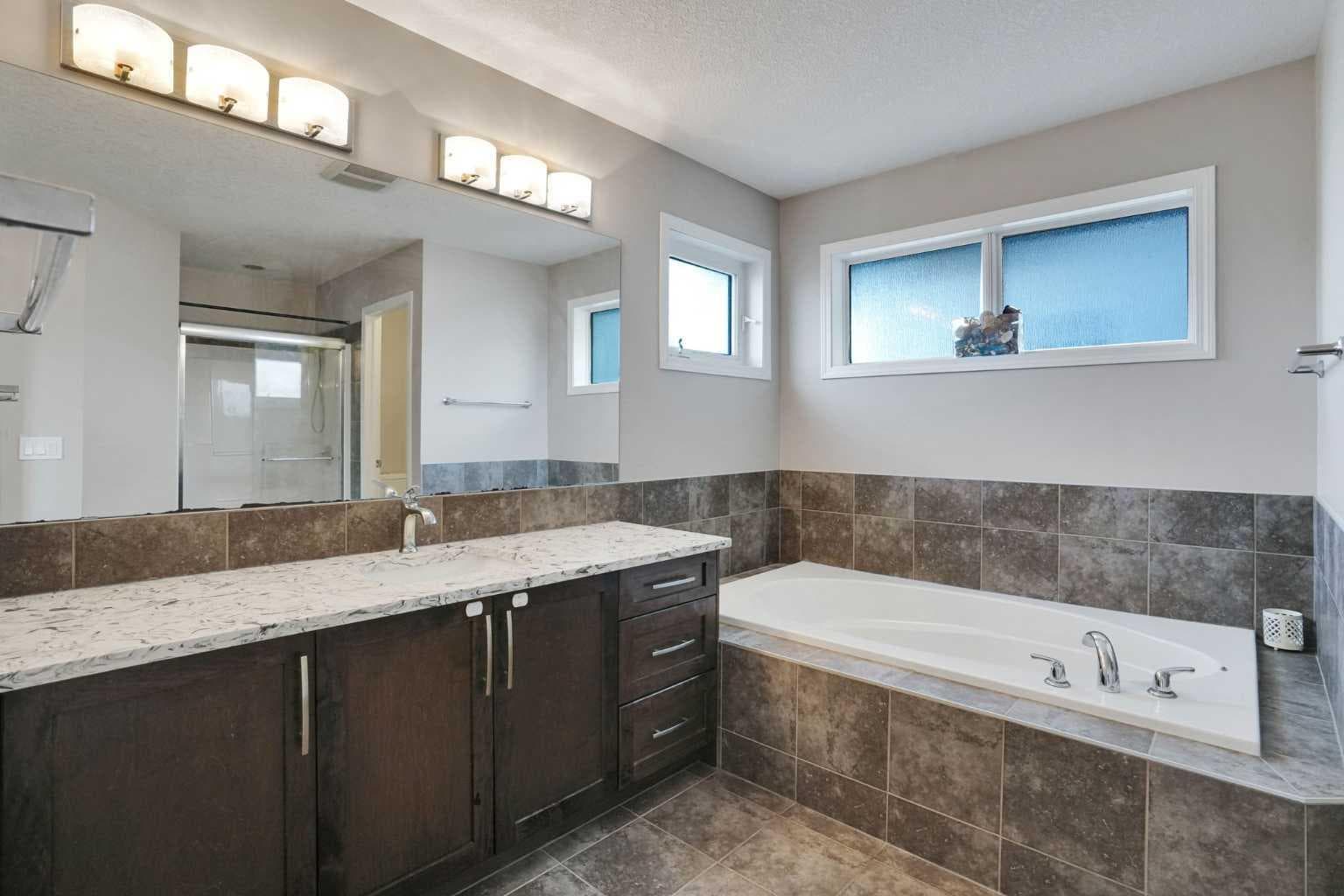 379 Skyview Shores Manor NE