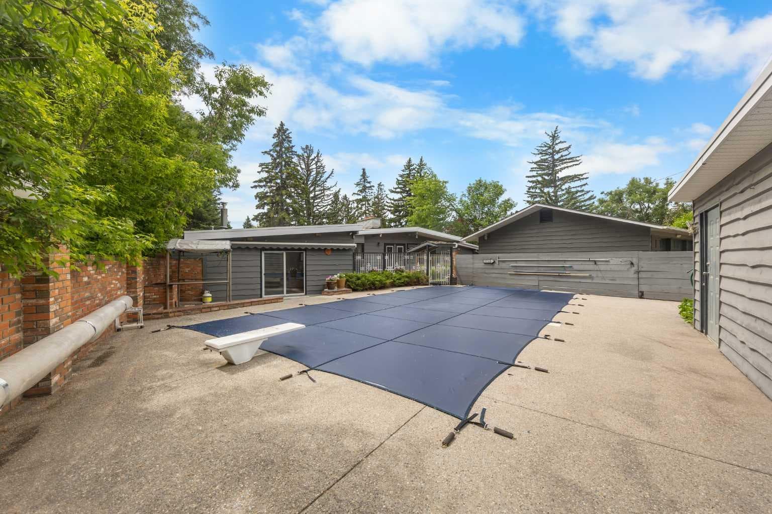 1408 104 Avenue SW