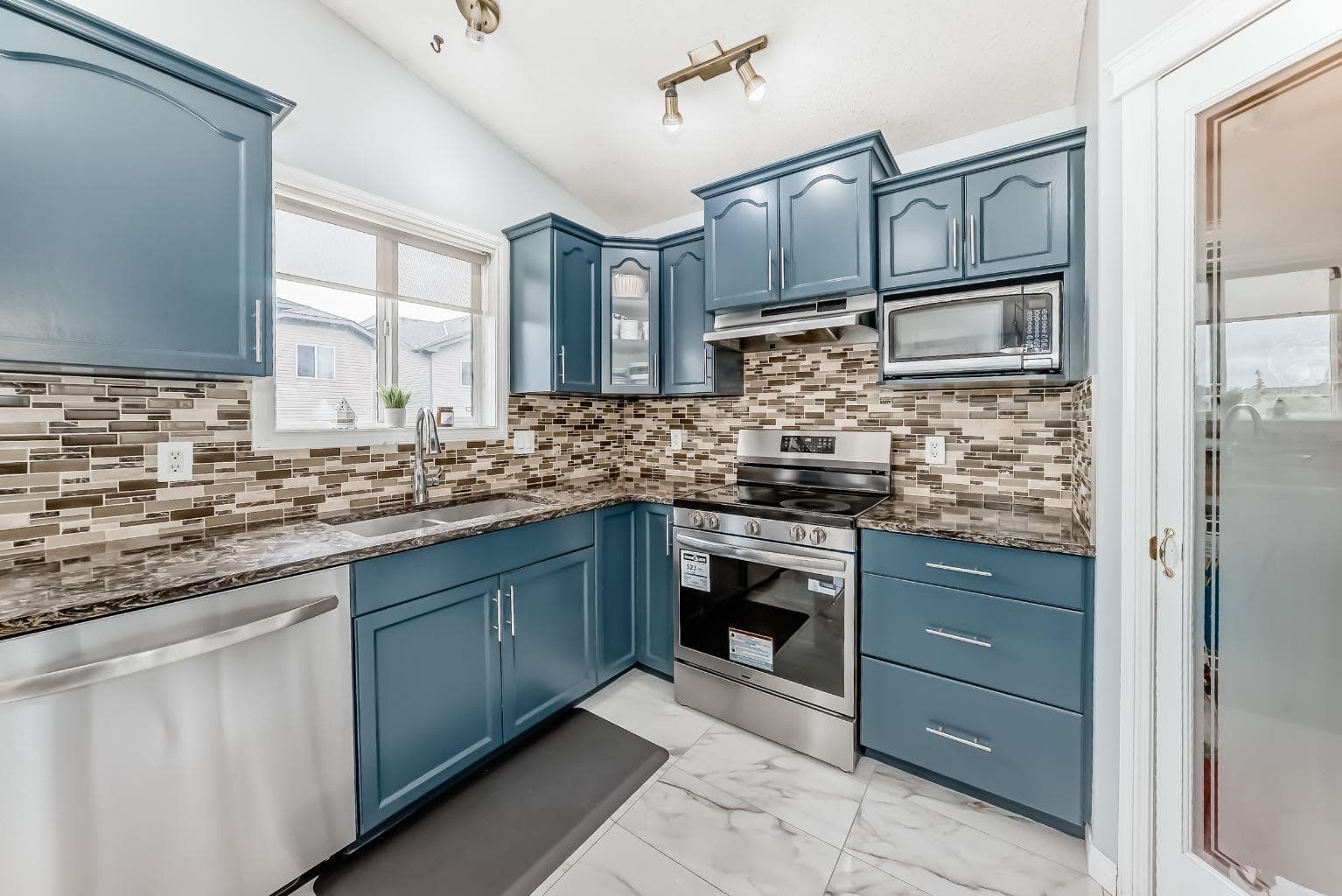 98 Canoe Square SW
