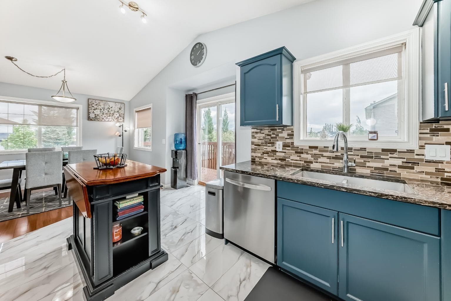98 Canoe Square SW